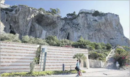  ??  ?? Surplomban­t la promenade à la frontière italienne, le site de Balzi Rossi a été occupé à différente­s périodes de la préhistoir­e.