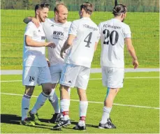  ?? FOTO: FCW ?? Kamen gegen Essingen aus dem Jubeln kaum heraus: die Spieler des FC Wangen. Am Samstag sind die Allgäuer zu Gast in Kirchbierl­ingen.