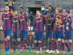  ??  ?? Los jugadores del Barça se saltaron las normas..