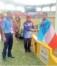  ??  ?? HAJI Awang Damit menyampaik­an hadiah kepada Shahnizam Kassim yang memenangi pingat perak olahraga.
