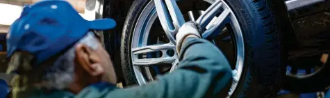  ?? Foto: Alexander Heinl, dpa ?? Drauf damit? Runderneue­rte Reifen sind in der Regel umweltscho­nend und preiswert. Sie haben aber auch Nachteile.