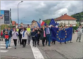  ??  ?? Des militants mosellans de Macron marchent pour le maintien dans l’UE.