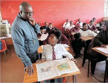  ?? Picture: ANTONIO MUCHAVE ?? ABOVE AND BEYOND: Teacher Johannes Kolobe assists pupil Sanelisiwe Mabena at the AhaThuto Secondary School in Orange Farm. Even though underresou­rced, many schools across SA have dedicated teachers who still go the extra mile to ensure engaged classrooms, the letter writer, a former principal, says