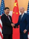  ?? Foto: Alex Brandon, AP/NTB ?? ⮉ USAS president Joe Biden og Kinas president Xi Jinping lot seg fotografer­e før de satte seg ned og snakket sammen i rundt tre timer på Bali mandag.