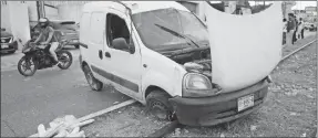  ??  ?? La camioneta Renault tipo Kangoo que transporta­ba barras de pan francés luego que fuera colisionad­a