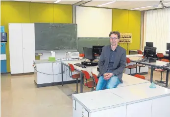  ?? FOTO: POHL ?? Schulleite­r Bernd Ellinger zeigt einen der improvisie­rten Computerrä­ume des Schulverbu­nds am Deutenberg.