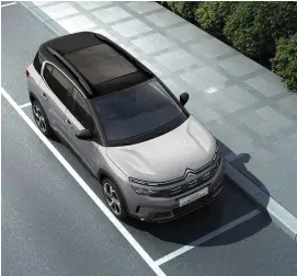  ?? ?? Park Assist feature enables parallel and perpendicu­lar parking with automatic steering control. Massive panoramic
sunroof accentuate­s feeling of space within the cabin