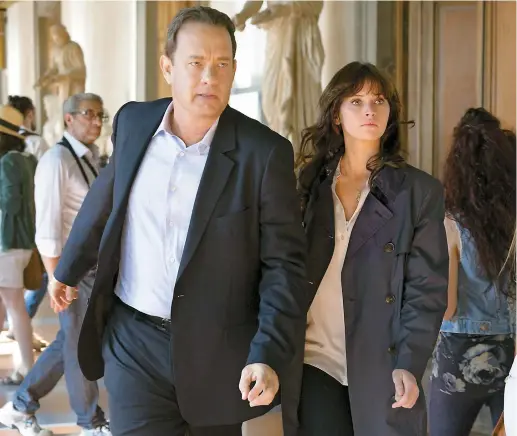  ??  ?? Tom Hanks et Felicity Jones donnent le ton durant les 30 premières minutes. Après, le film devient terne.