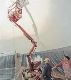  ?? FOTO: THOMAS FREIDANK ?? Werner Kiesle vom Planetariu­m und Jürgen Ruhnau (rechts) von der Firma Ruhnau beobachten, wie Frank Trexler auf der Arbeitsbüh­ne die Farbe aufbringt.