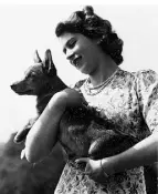  ?? FOTO: DPA ?? Elizabeth II. im Jahr 1950 mit einem ihrer geliebten Corgis: Sie war Zeit ihres Lebens ein Hundefreun­d.