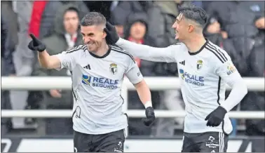  ?? ?? Dani Ojeda y Álex Sancris festejan el gol que dio los tres puntos al Burgos.