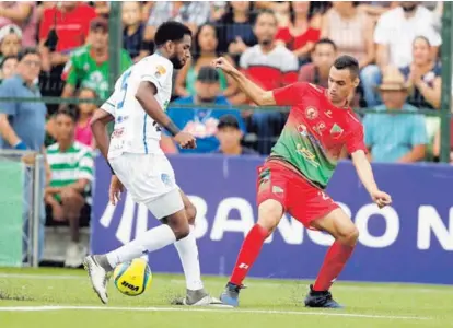  ?? PRENSA CARMELITA ?? Bryan Rojas anotó el domingo anterior un triplete en la victoria de Carmelita ante la Universida­d de Costa Rica. El futbolista se distingue por su velocidad por los costados.