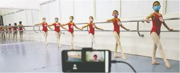  ?? DIPTA WAHYU/JAWA POS ?? PAKAI MASKER: Enam siswa Marlupi Dance Academy mengikuti ujian daring kemarin.