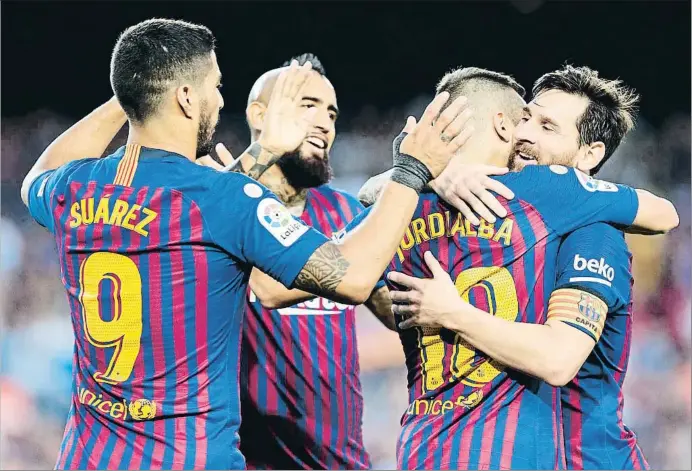  ?? MONTSE GIRALT ?? Jordi Alba se abraza a Messi, en presencia de Suárez y Arturo Vidal, después de marcar a pase del argentino