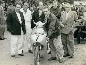  ??  ?? Hailwood's winning 125cc Honda and mechanics, 1961 TT.