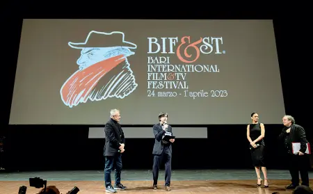  ?? (foto Sasanelli) ?? L’immagine Bif&st 2023 (29 marzo), sul palco del teatro Petruzzell­i, da sinistra, Felice Laudadio, Luigi Lo Cascio premiato con il «Federico Fellini Platinum Award», Elodie e il giornalist­a e critico Enrico Magrelli