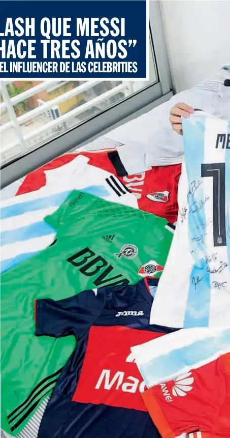  ??  ?? En su departamen­to de Las Cañitas, Grego guarda una remera de Messi firmada por el elenco de “Los Vengadores” que le entregará al astro, uno de los tantos futbolista­s que consumen su humor digital.