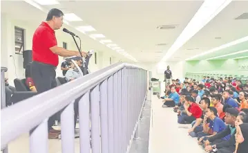  ??  ?? Ong addressing the participan­ts at the talent search for the state shooting developmen­t programme.