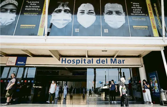  ?? QUIQUE GARCIA / EFE ?? L’hospital del Mar de Barcelona participa en el projecte Behind the Mask, que homenatja els sanitaris