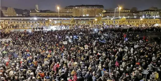  ?? Ansa ?? Oceano Anche a Ravenna le sardine hanno riempito la piazza anti Salvini in contempora­nea al suo comizio