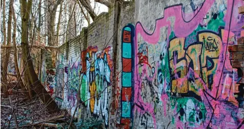  ?? Foto: Simone Härtle ?? Kaum einer wusste um die Bedeutung dieses Stücks Berliner Mauer. Einige Jahre diente es dazu, den Ostteil der Stadt zum Westen abzuriegel­n.