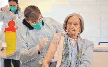  ?? FOTO: BARBARA BAUR ?? Jan-Niklas Penzeley impft Waltraut Römer gegen das Coronaviru­s.