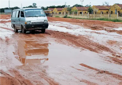  ?? DANIEL BENJAMIN | EDIÇÕES NOVEMBRO | MOXICO ?? Vias em mau estado são barreira ao desenvolvi­mento económico e a aproximaçã­o entre o campo e centros urbanos