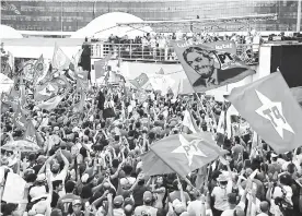  ?? AFP ?? Una multitud protesta para que Lula Da Silva se proclame firme candidato.