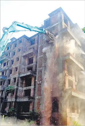  ?? BACHCHAN KUMAR ?? An under-constructi­on building at Sector 18 in New Panvel being pulled down on Thursday as Cidco continued its crackdown against illegal constructi­ons.