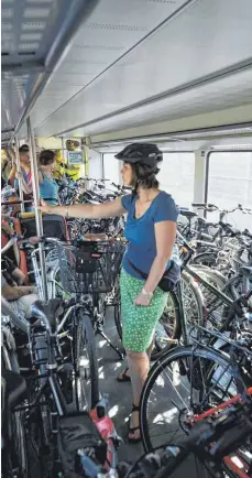  ?? FOTO: IMAGO ?? Wenn im Sommer viele Fahrräder in den Zügen mitgenomme­n werden, müssen Radfahrer mit Einschränk­ungen rechnen.