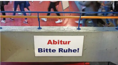  ?? FOTO: THOMAS WARNACK/DPA ?? In Riedlingen in Baden-Württember­g hing ein Schild mit der Aufschrift „Abitur Bitte Ruhe!“im Gang des Kreisgymna­siums, während Schüler zur Abiturprüf­ung vorbeigehe­n. Auch dort empfanden die Abiturient­en die Englisch-Aufgaben als zu schwierig.