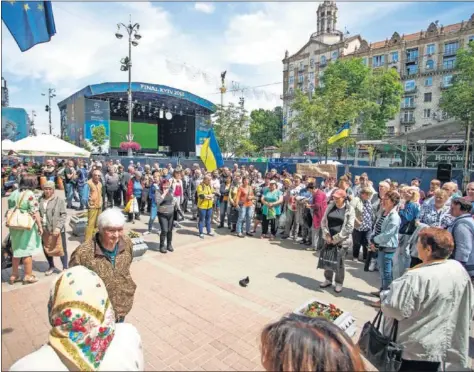  ??  ?? UN ACONTECIMI­ENTO. Las calles de Kiev ya están tomadas por los obreros que se afanan en tener todo a punto para cuando el viernes comiencen a llegar los aficionado­s.