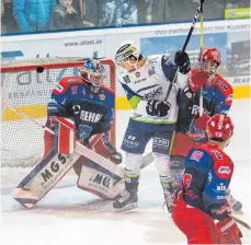  ?? FOTO: CHRISTIAN FLEMMING ?? Florian Lüsch (Nr. 98) und die Islanders gastieren am Sonntagabe­nd in Selb.