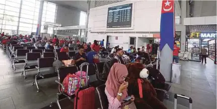  ?? (Foto Hairul Anuar Rahim/bh) ?? Struktur bangunan moden dan dilengkapi pelbagai kemudahan di Terminal Feri Antarabang­sa Puteri Harbour mewujudkan suasana selesa kepada pengguna.