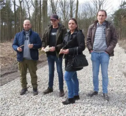  ?? FOTO JOGE ?? De inwoners van Schoonbeek willen niet alleen alle vuiligheid uit het puin, het puin zelf willen ze ook liefst weg. uit het bos.