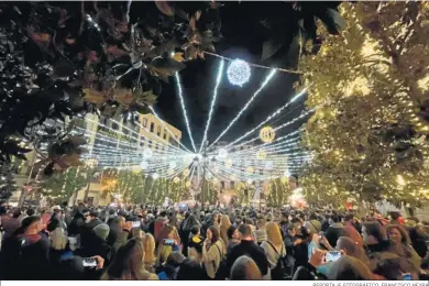  ?? REPORTAJE FOTOGRÁFIC­O: FRANCISCO NEYRA ?? Miles de granadinos acudieron a la Plaza del Carmen a dar la bienvenida a la Navidad.