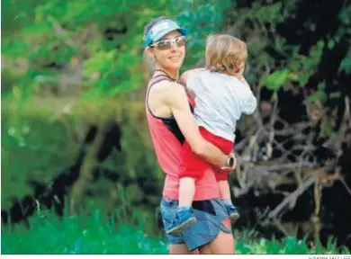  ?? SUSANNA SÁEZ / EFE ?? La atleta Anna Comet posa con su hijo tras su entrenamie­nto en la localidad de Vic.