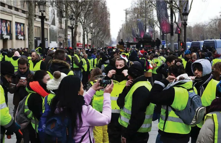  ??  ?? Ungefär 2 200 personer deltog i gula västarnas demonstrat­ion i Paris går. De var betydligt färre än de utkommende­rade poliserna.