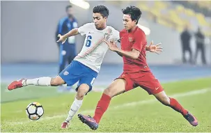  ?? — Gambar Bernama ?? SENGIT: Pemain India ( kiri) bersaing dengan pemain Indonesia di Stadium Nasional Bukit Jalil, malam kelmarin.