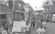  ??  ?? Las protestas en Cuerámaro, por la muerte de cuatro jovencitas arrolladas por un joven que fue liberado.