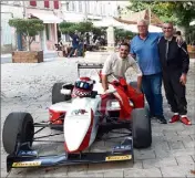 ?? (Photo J.-M. G.) ?? Thomas Clausi, le vainqueur de la précédente édition (à gauche assis), et sa monoplace Dallara F302.