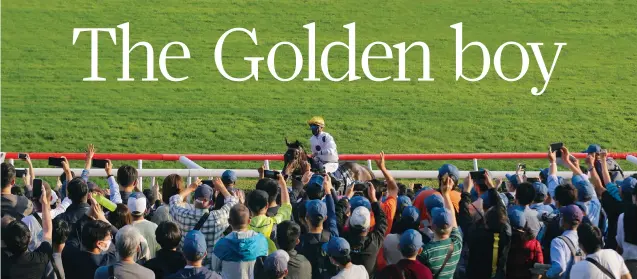  ?? Photos: Kenneth Chan ?? The crowd salutes Vincent Ho and Golden Sixty after their victory in last year’s Hong Kong Mile.