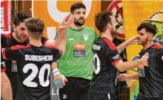  ?? Foto: Walter Brugger ?? In der Halle feierte Torwart Liridon Rrecaj schon Erfolge mit seinen neuen Teamkol legen. Nun möchte er auch auf dem Feld jubeln.