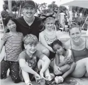  ?? ANDREW ULOZA For the Miami Herald ?? Laura Wilkinson, 2000 Olympic diving gold medalist, with her biggest supporters: husband Eriek and their four children (from the left) Zoe, Zadok, Arella and Dakaia during the Coral Springs Winter Invitation­al Sunday at the Coral Springs Aquatic Center.