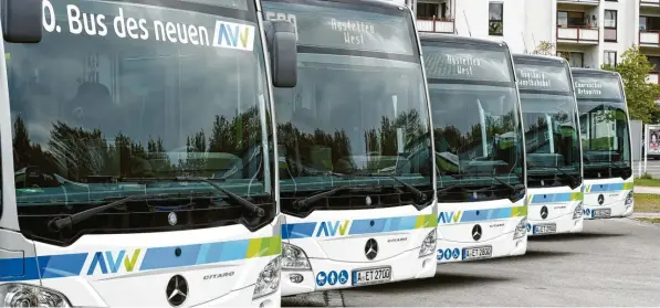  ?? Foto: Marcus Merk (Symbolbild) ?? Weniger Autos, mehr Busse. Das ist das Motto im Landkreis Augsburg bei der Entwicklun­g des Verkehrs der Zukunft.