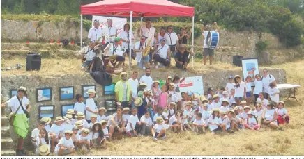  ?? (Photos Louis Gohin) ?? L’associatio­n a accompagné  enfants sur l’île pour une journée d’activités précédée d’une petite cérémonie.