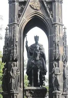  ??  ?? Císařský návrat Ze soch svržených po roce 1918 se vrátila jen plastika rakouského císaře a českého krále Františka I.