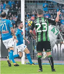  ?? FOTO: AFP ?? Driens Mertens pone el pie para vacunar a andrea Consigli, el portero de sassuolo que no pudo contra el huracán napolitano.