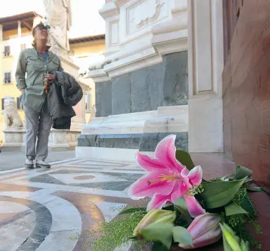  ?? (foto Cambi/ Sestini) ?? I fiori lasciati ieri davanti alla basilica di Santa Croce dopo la morte del turista spagnolo