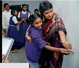  ?? KRISHNENDU HALDER ?? A HELPING HAND Bosco with school children in Shameerpet near Hyderabad